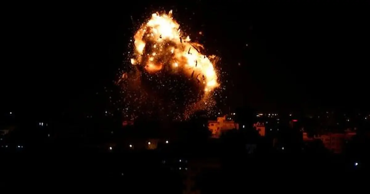 استهداف قاعدتي كونيكو والعمر في دير الزور بهجمات صاروخية