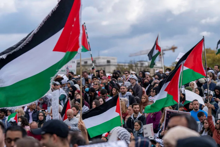 استطلاع أمريكي: أعلى مستوى للتعاطف مع الفلسطينيين منذ 2001 و48% يرون دعم واشنطن لـ"إسرائيل" مفرطاً