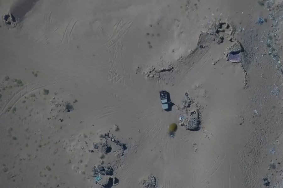 مشاهد نوعية للقوات المسلحة اليمنية تستهدف تجمعات وآليات سعودية بطائرات "رجوم"
