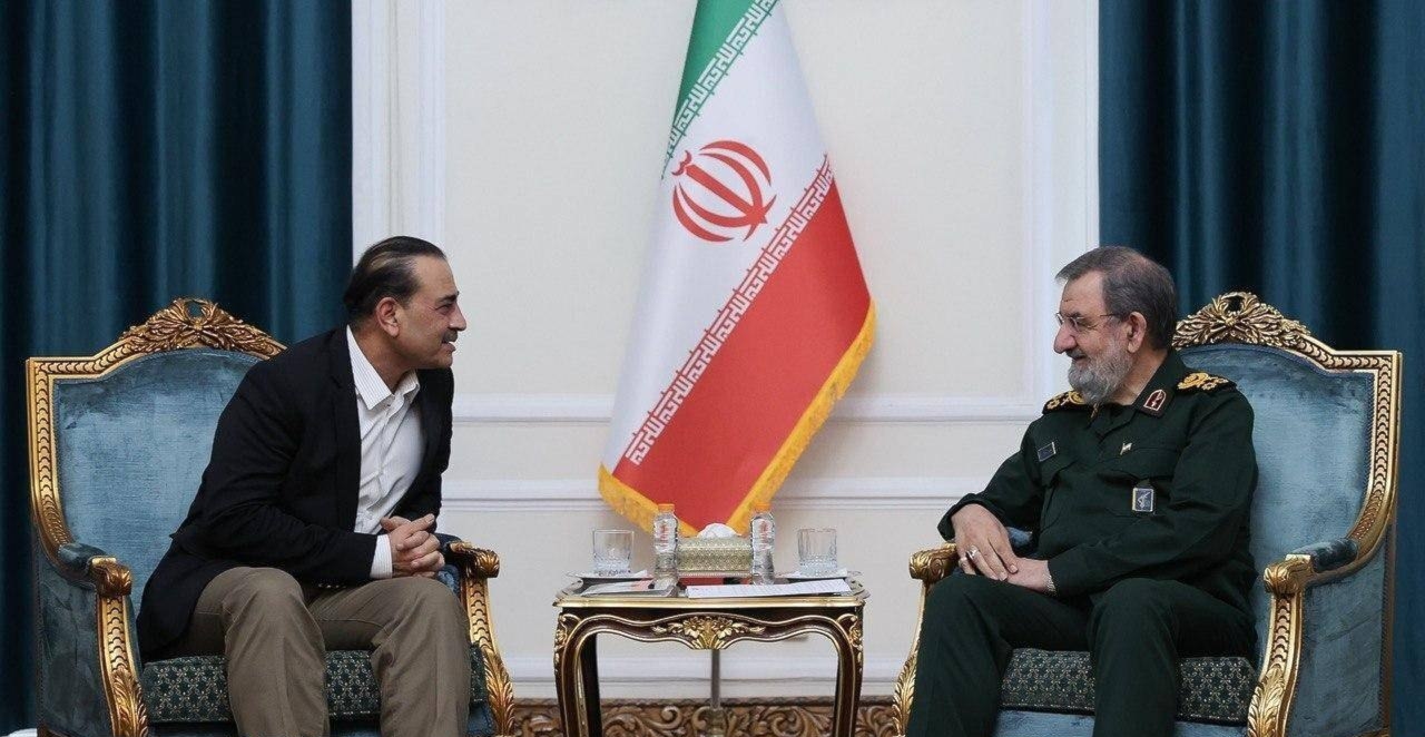 رضائي يؤكد لقائد الجيش الباكستاني تمسك طهران بإدارة أمن مضيق هرمز وعدم الثقة بواشنطن