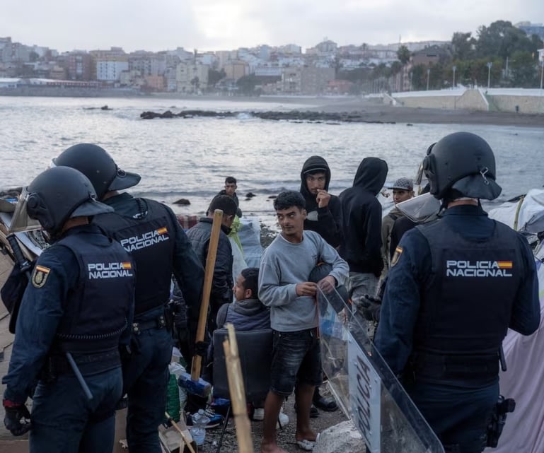 مسودة مرسوم إسبانية لتشديد قواعد لجوء المهاجرين في سبتة تثير انتقادات حقوقية