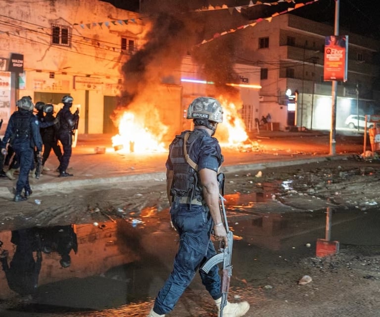 احتجاجات ليلية في غامبيا تنديداً بانقطاع الكهرباء والشرطة تستخدم الغاز المسيل للدموع