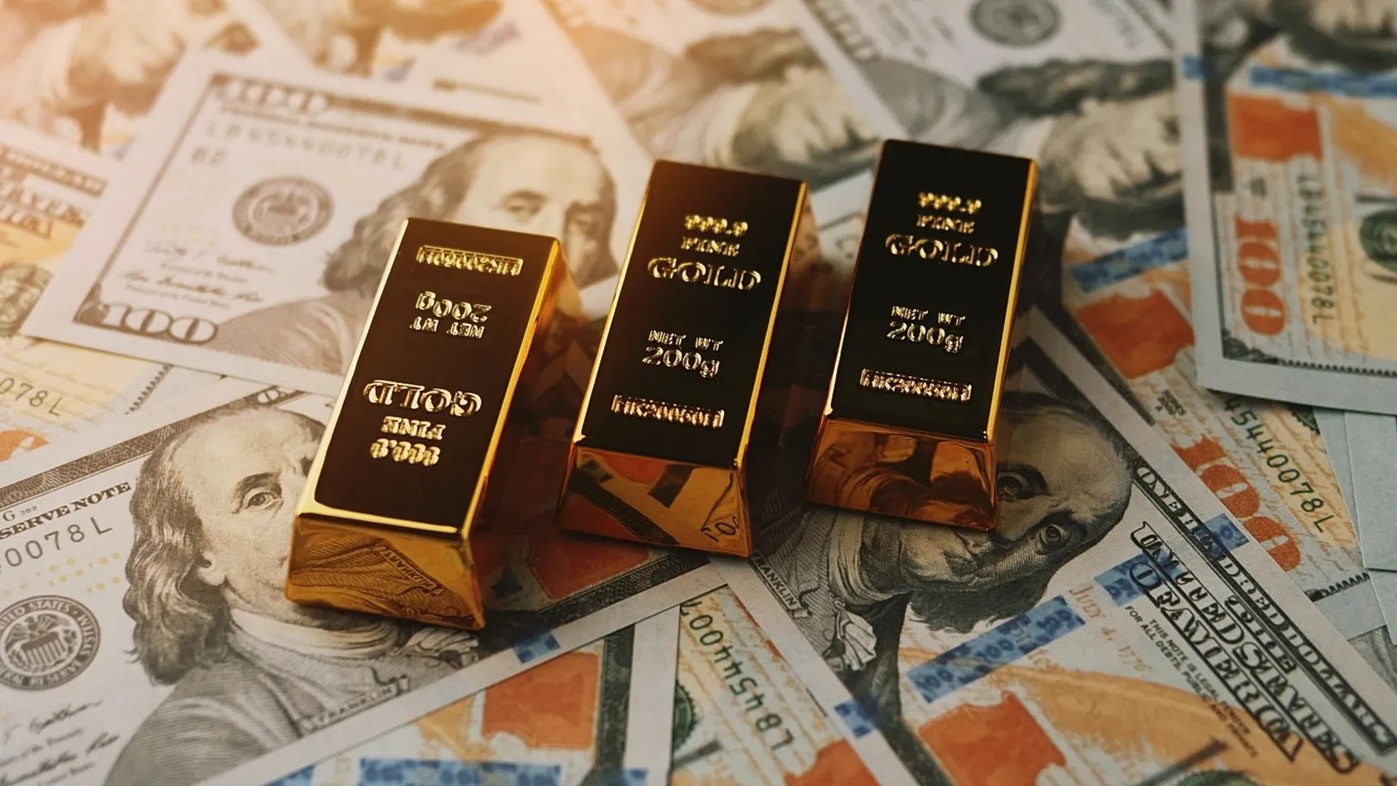 ارتفاع طفيف في أسعار الذهب بدعم من تراجع الدولار وانحسار توقعات رفع الفائدة
