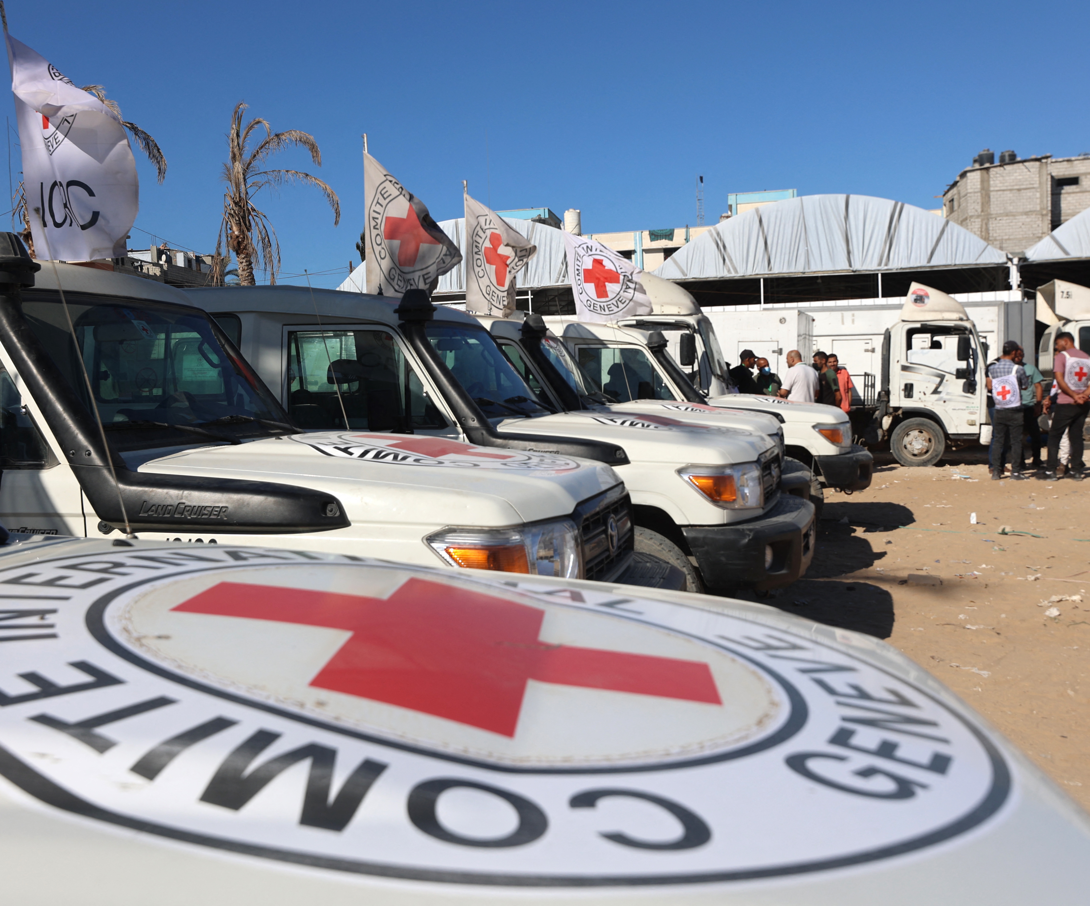 الصليب الأحمر يسهّل نقل 35 أسيراً فلسطينياً مفرجاً عنهم إلى مجمع ناصر الطبي في غزة