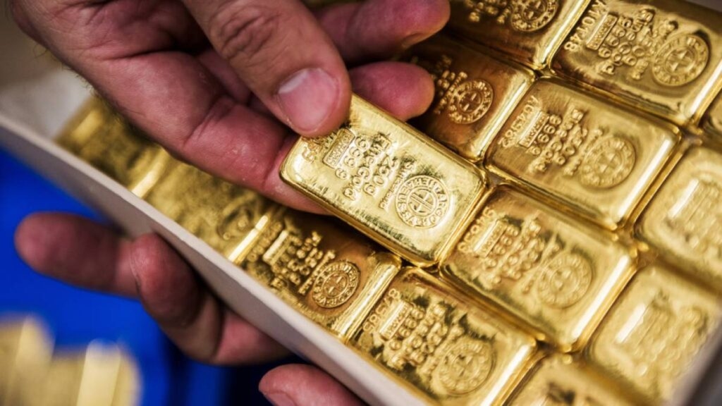 الذهب يهبط لأدنى مستوى في أسبوعين إثر تلميحات أمريكية لرفع الفائدة