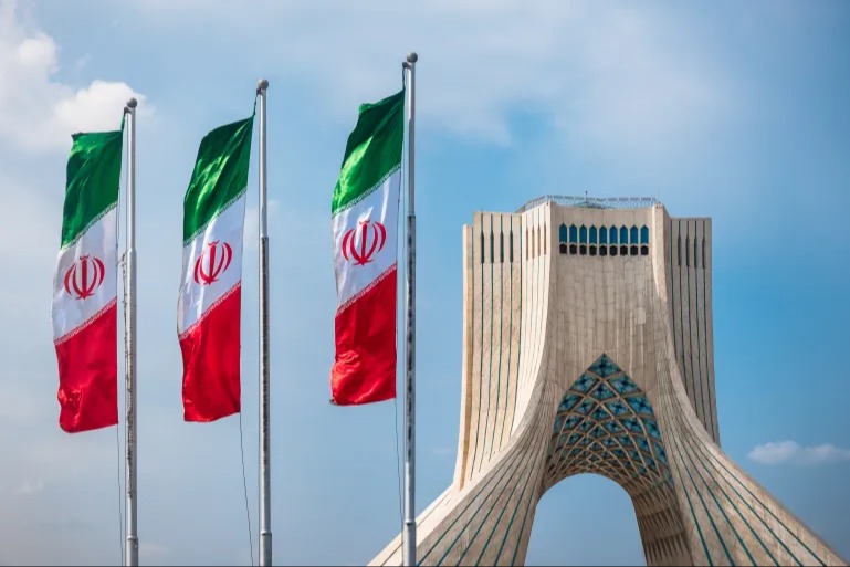 ذي أتلانتك: إيران تثبت نفوذها الإقليمي ومضيق هرمز يتجاوز السلاح النووي كأداة قوة
