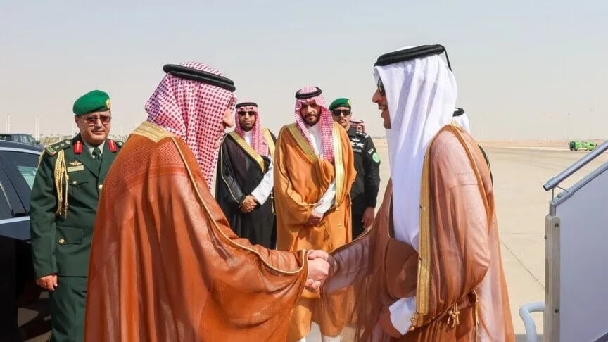 رئيس وزراء قطر يصل الرياض في زيارة رسمية وسط تحركات دبلوماسية