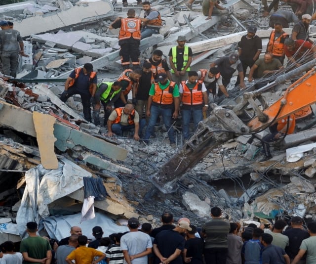 مأساة جديدة في غزة: 8 ضحايا وأكثر من 60 مفقوداً في انهيار مبنى متصدع يؤوي نازحين