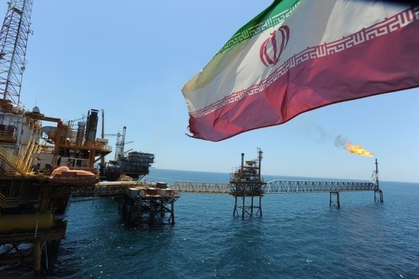 إيران تؤكد استمرار تدفق عائدات النفط رغم القيود المفروضة على الصادرات