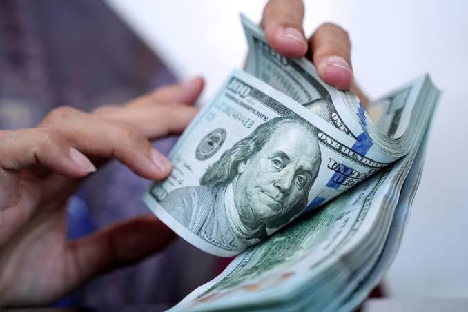 العقوبات على إيران تبدأ بالضغط على الدولار.. صمود صعب أمام العملات الرئيسية