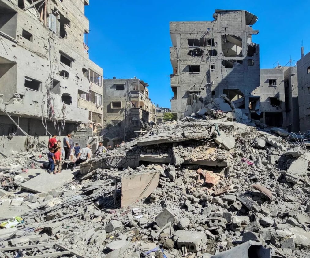 غزة: الاحتلال يدمر مجمعاً تجارياً ويعتدي على عدة مناطق في القطاع