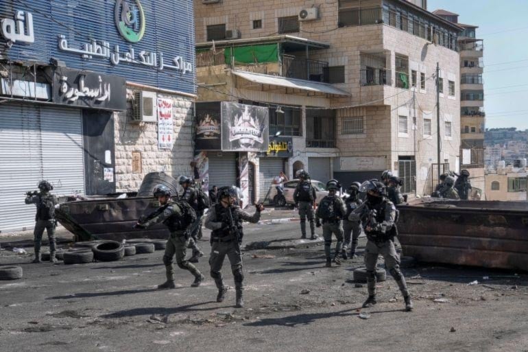 الاحتلال يقتحم عناتا وشعفاط بالقدس المحتلة، يفرض حظر التجول، يجرف خطوط مياه، وينفذ حملة اعتقالات واسعة