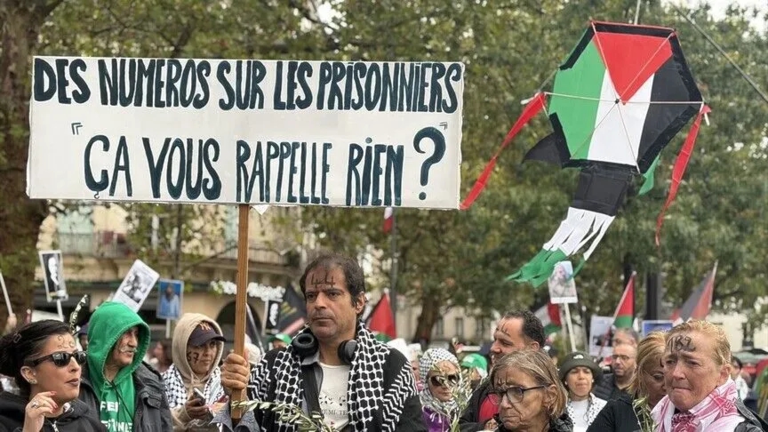 مسيرة في باريس تضامناً مع غزة ورفع طائرات ورقية بألوان العلم الفلسطيني