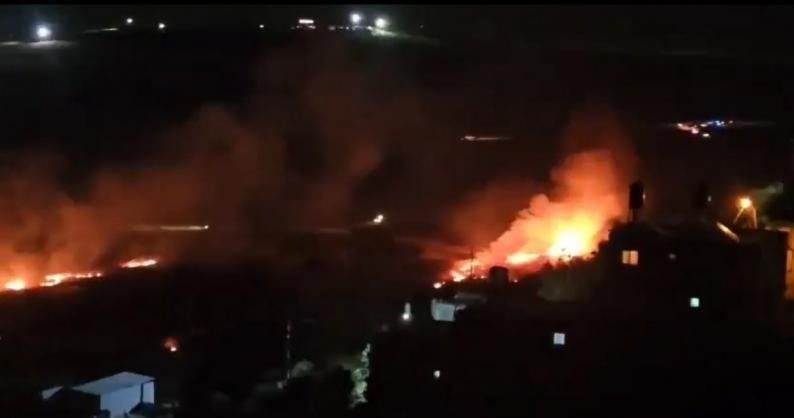 مستوطنون يحرقون منزلين لعائلة فلسطينية جنوب نابلس بعيد ساعات من عودتها