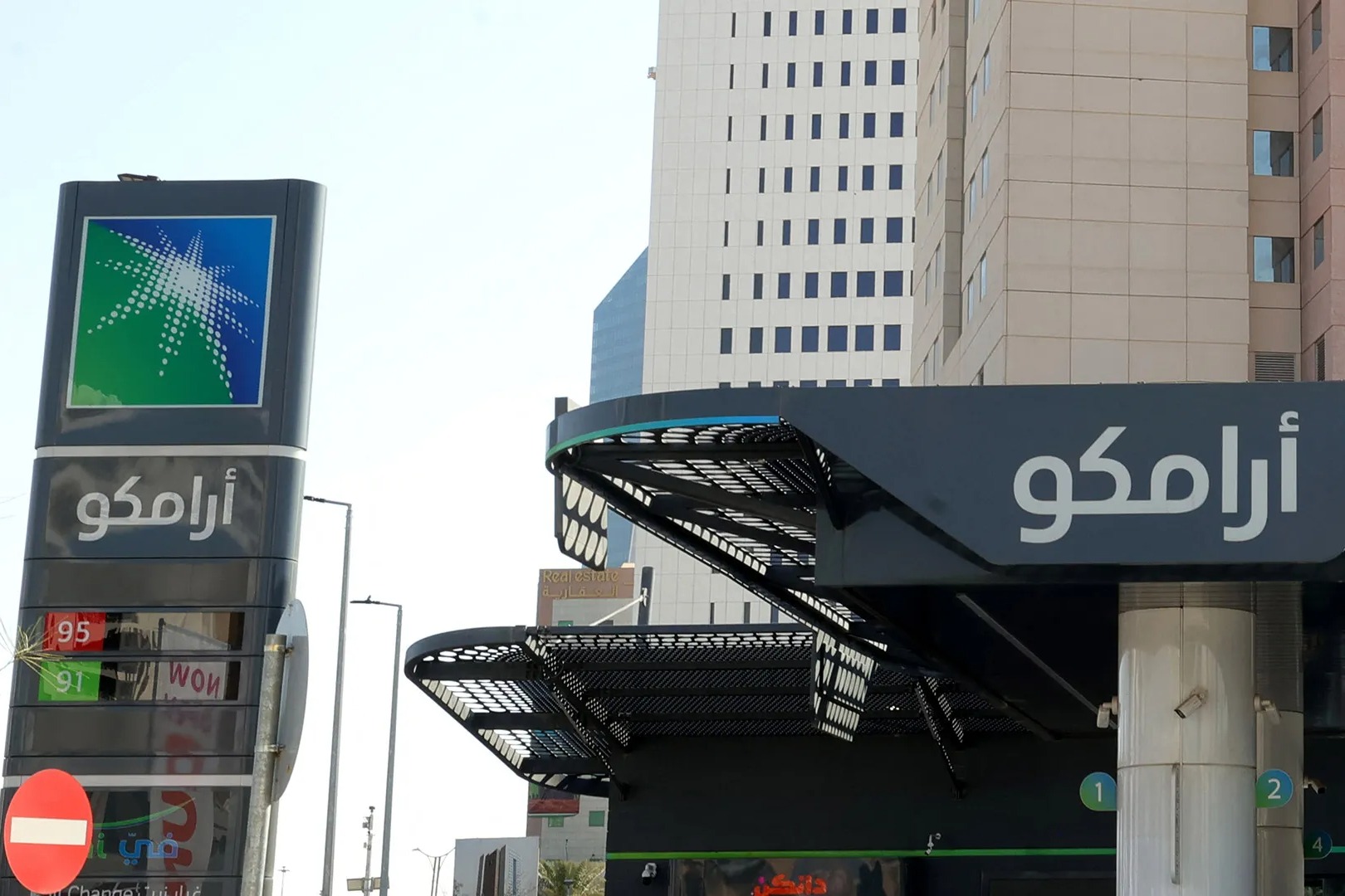 الغارديان: أضرار خط أنابيب النفط السعودي تهدد 4% من الإمدادات العالمية