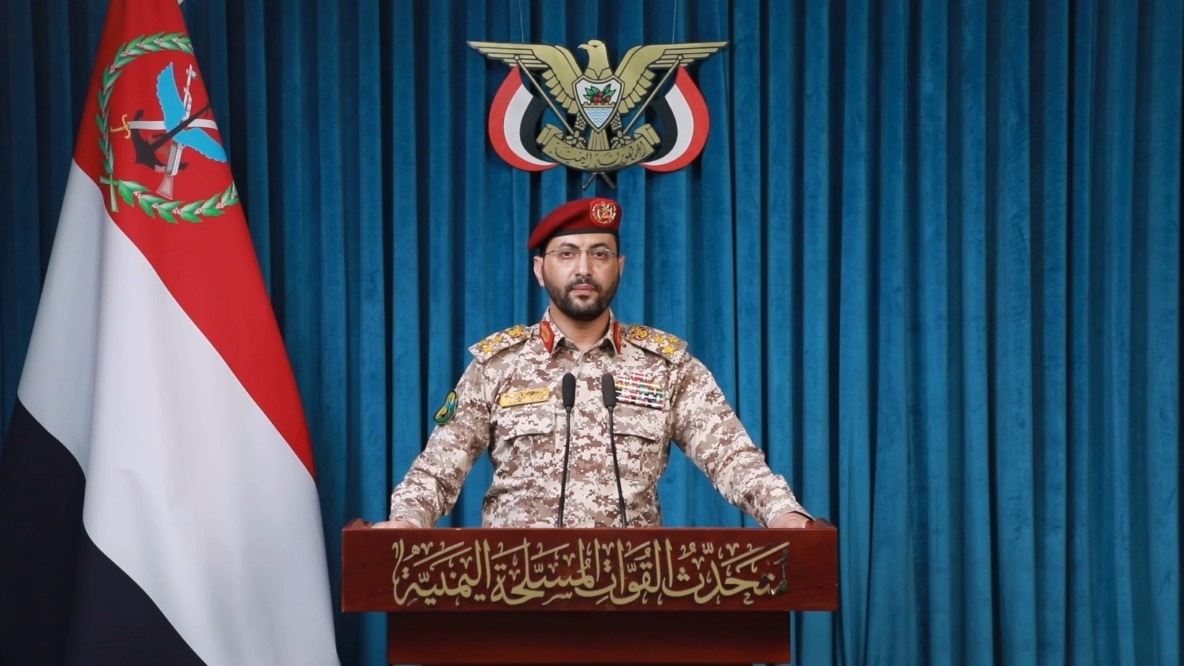 القوات المسلحة اليمنية تعلن استهداف سفينة إنزال سعودية وزوارق مرافقة لها في البحر الأحمر