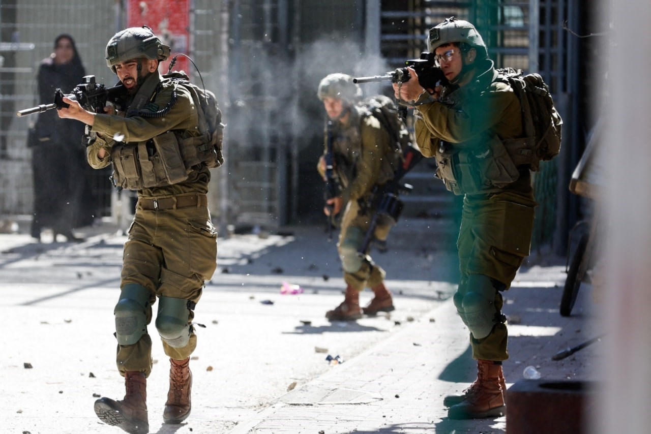 اعتقال 11 فلسطينياً بالضفة الغربية واستمرار حصار 3 منازل في قصرة لليوم الـ15