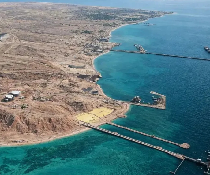مسؤول إيراني ينفي لـ"نور نيوز" هجوم أو توقف العمليات النفطية في جزيرة خارك